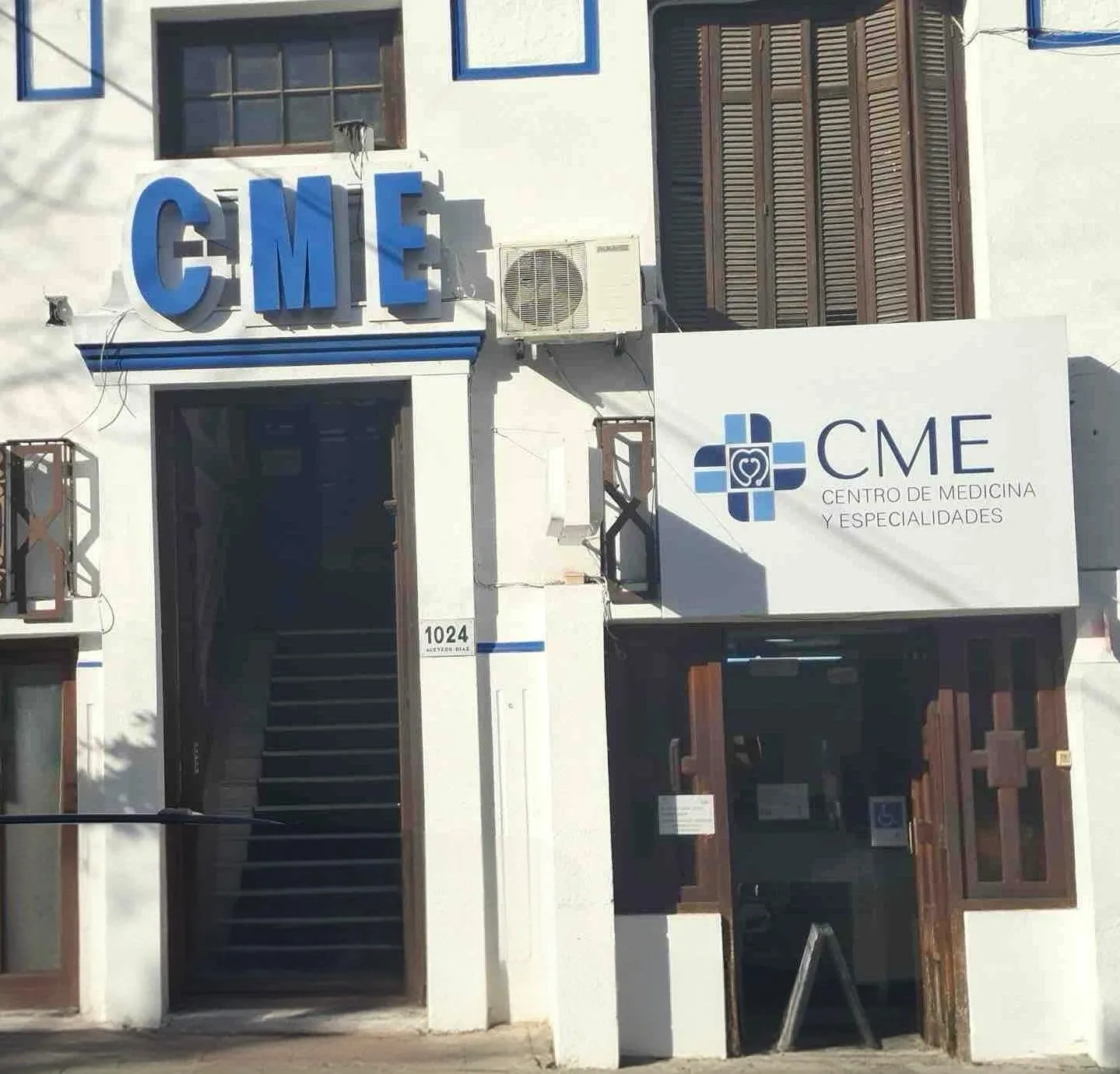 Entrada por planta baja del Centro de Medicina y Especialidades en Acevedo Díaz 1024